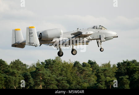 Fairchild Republic A-10C Warthog, 81-0992, della 81st FS, 52nd FW, USAFE, basata a Spangdahlem AB, Germania, visto su approccio finale di RAF Lakenheath Foto Stock