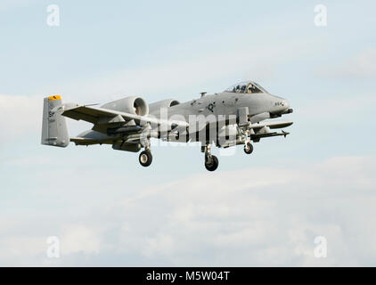Fairchild Republic A-10C Warthog, 82-0654, della 81st FS, 52nd FW, USAFE, basata a Spangdahlem AB, Germania, visto su approccio finale di RAF Lakenheath Foto Stock