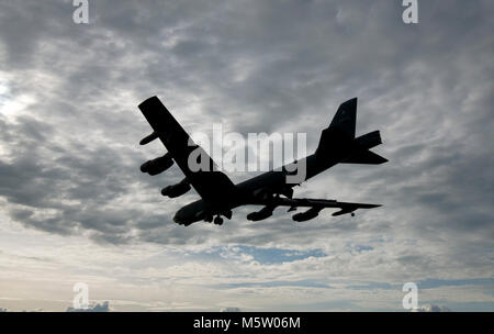 Il USAF Boeing B-52H bombardiere Statofortress 61-0004 dal 2° BW, ventesimo BS, Barksdale AFB ritorna da una missione a RAF Fairford durante una distribuzione Foto Stock