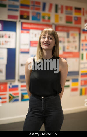 Un giovane studente europeo è fotografato tutto il campus di un collegio internazionale Foto Stock