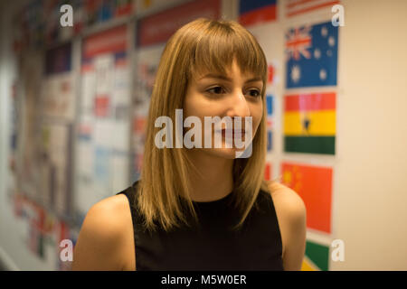 Un giovane studente europeo è fotografato tutto il campus di un collegio internazionale Foto Stock