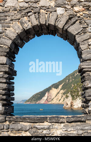 Finestra sul Mar Ligure in Porto Venere, Liguria, Italia Foto Stock