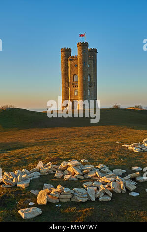 Broadway Tower, situato sulla cima della collina di pesce il secondo punto più alto in Cotswolds, impostare contro un chiaro blu inverno tardo pomeriggio sky. Foto Stock