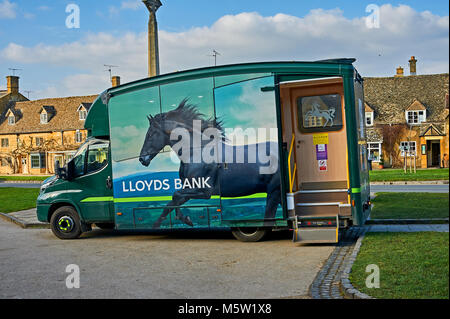 Mobile banking da Lloyds Bank su High Street in Cotswolds città di Broadway. Foto Stock