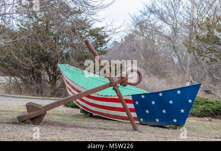 Barca rossa dipinta di bianco e blu con un grande elemento di ancoraggio Foto Stock