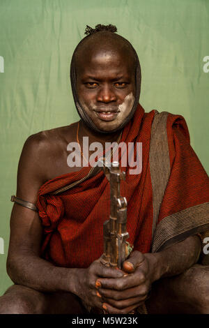 Ritratto di un giovane uomo dalla tribù dei Mursi, villaggio dei Mursi, Valle dell'Omo, Etiopia Foto Stock