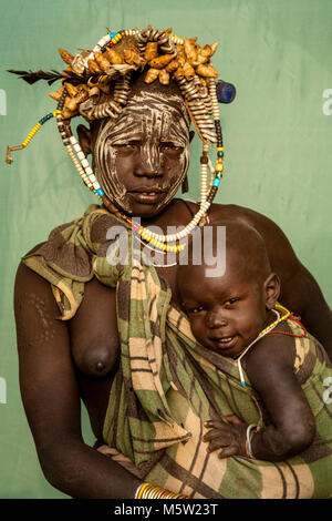 Un ritratto di una madre e un bambino dalla tribù dei Mursi, villaggio dei Mursi, Valle dell'Omo, Etiopia Foto Stock