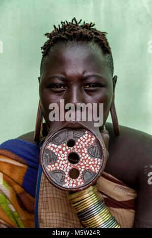 Un ritratto di una giovane donna dalla tribù dei Mursi, villaggio dei Mursi, Valle dell'Omo, Etiopia Foto Stock