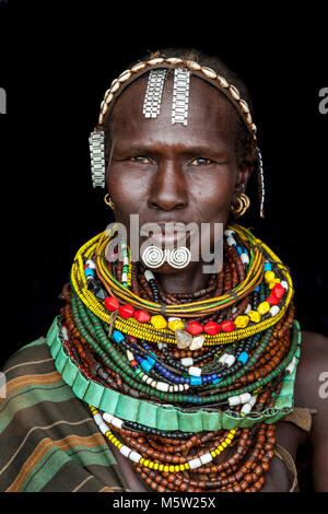 Un ritratto di una donna dalla tribù Nyangatom, bassa valle dell'Omo, Etiopia Foto Stock