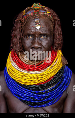 Un ritratto di una donna dalla tribù Nyangatom, bassa valle dell'Omo, Etiopia Foto Stock