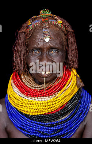 Un ritratto di una donna dalla tribù Nyangatom, bassa valle dell'Omo, Etiopia Foto Stock