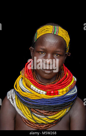 Un ritratto di una giovane donna dalla tribù Nyangatom, bassa valle dell'Omo, Etiopia Foto Stock