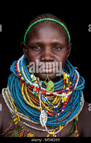 Un ritratto di una donna dalla tribù Nyangatom, bassa valle dell'Omo, Etiopia Foto Stock