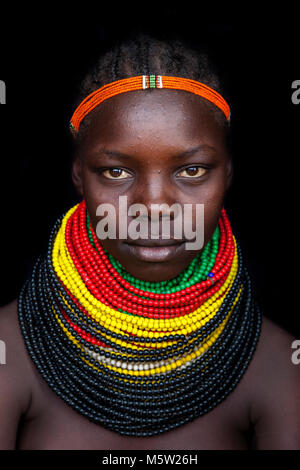 Un ritratto di una giovane donna dalla tribù Nyangatom, bassa valle dell'Omo, Etiopia Foto Stock