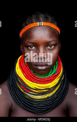 Un ritratto di una giovane donna dalla tribù Nyangatom, bassa valle dell'Omo, Etiopia Foto Stock
