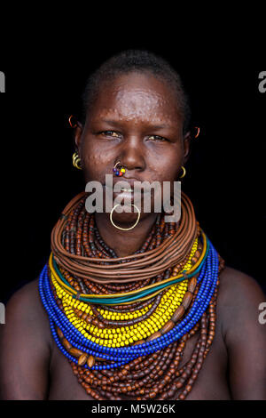 Un ritratto di una giovane donna dalla tribù Nyangatom, bassa valle dell'Omo, Etiopia Foto Stock