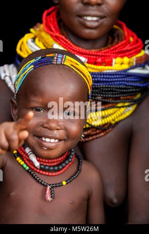 Un ritratto di una giovane madre e bambino dalla tribù Nyangatom, bassa valle dell'Omo, Etiopia Foto Stock