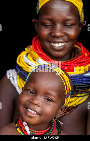 Un ritratto di una giovane madre e bambino dalla tribù Nyangatom, bassa valle dell'Omo, Etiopia Foto Stock