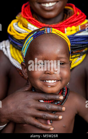 Un ritratto di una giovane madre e bambino dalla tribù Nyangatom, bassa valle dell'Omo, Etiopia Foto Stock