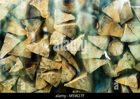 Preparazione della legna da ardere per l'inverno. legna da ardere sfondo, cataste di legna da ardere nella foresta. Catasta di legna da ardere. Foto Stock
