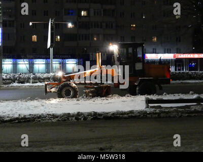 Strada invernale di rimozione di neve auto industriale di notte Foto Stock