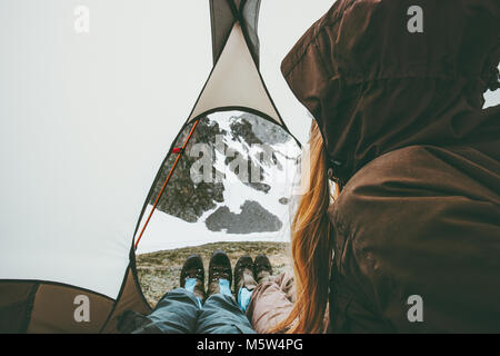 Viaggiare giovane in tende da campeggio rilassante all'interno del concetto di stile di vita Vacanze avventura all'aperto Foto Stock