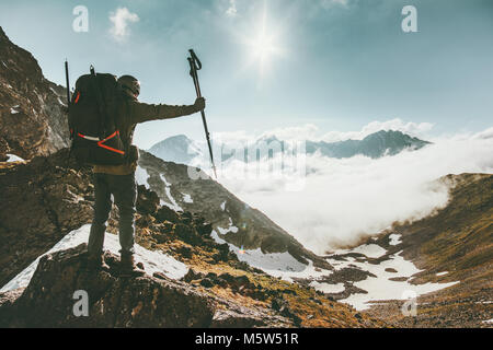 Traveler uomo sul vertice di montagna corsa il successo dello stile di vita Realizzazione concetto outdoor adventure vacanze attive sport arrampicata ingranaggio backpacker wild na Foto Stock