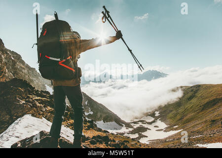 Backpacker uomo sul vertice della montagna corsa stile di vita di successo il concetto di sopravvivenza avventura esterna vacanze attive giornata di sole Foto Stock