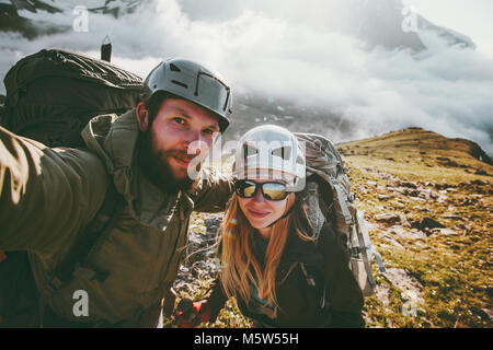 Giovane travel selfie l uomo e la donna trekking in montagna di amore e di avventura Lifestyle wanderlust concept Foto Stock