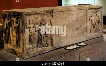 Sarcofago romano del veterano Vitalis, con scene di mitologia greca circa Ercole e Teseo. Ii secolo D.C. Trovato a Colonia, in Germania. Museo Roman-Germanic. Colonia. Germania. Foto Stock