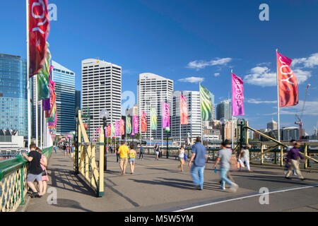 La gente camminare attraverso Pyrmont Bridge, il Darling Harbour, Sydney, Nuovo Galles del Sud, Australia Foto Stock