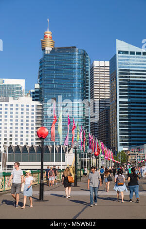 La gente camminare attraverso Pyrmont Bridge, il Darling Harbour, Sydney, Nuovo Galles del Sud, Australia Foto Stock