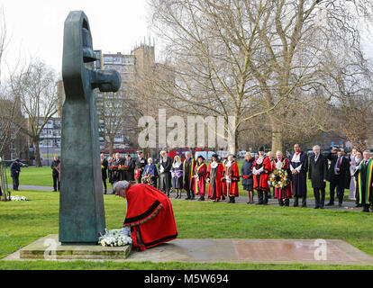 I politici, i membri della polizia e delle forze armate, ventures e gli ospiti invitati assiste l'olocausto Giorno Memoriale della cerimonia alla guerra sovietica Memorial in Geraldine Maria Harmsworth Park a Southwark, organizzata dal Soviet Memorial Trust Fund, Southwark Council e il Museo Imperiale della Guerra. Olocausto Memorial Giornata segna il 73º anniversario della liberazione di Auschwitz campi di concentramento e di sterminio dal sovietico Armata Rossa nel 1945. Valutazione stabilisce corona al Memoriale dell Olocausto Tree sovietica e Memoriale di guerra. Dotato di: Consigliere Charlie Smith - Sindaco di Southwark dove: Londra, Regno Ki Foto Stock