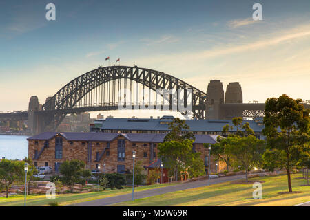 Il Ponte del Porto di Sydney dal molo di Barangaroo Riserva, Sydney, Nuovo Galles del Sud, Australia Foto Stock