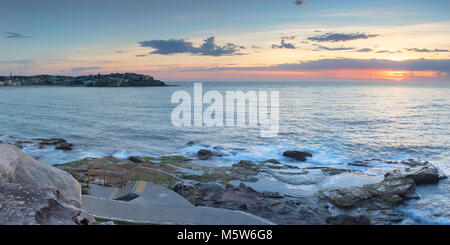 La spiaggia di Bondi all'alba, Sydney, Nuovo Galles del Sud, Australia Foto Stock