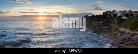 Bondi a Bronte a piedi all'alba, Sydney, Nuovo Galles del Sud, Australia Foto Stock