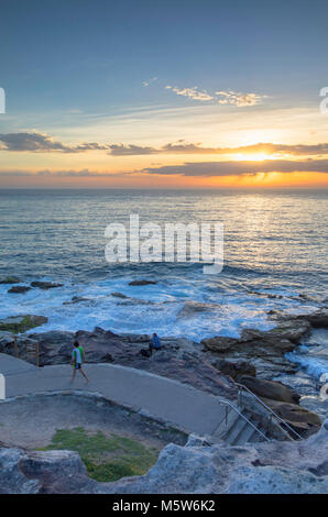 Bondi a Bronte a piedi all'alba, la spiaggia di Bondi, Sydney, Nuovo Galles del Sud, Australia Foto Stock