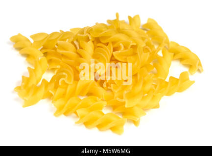 Materie di pasta o di pasta secca, isolato su sfondo bianco. La pasta italiana, fussili tagliatelle in bianco con copia spazio. Tagliare alimenti o ingredienti. Foto Stock