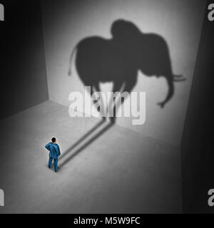 L'elefante nella camera idioma e la metafora del concetto di problema come una persona che getta un' ombra conformata come un enorme mammifero come un simbolo di psicologia. Foto Stock