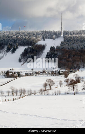 Torre delle telecomunicazioni al Ebbegebirge, vicino Reblin, Herscheid, Renania settentrionale-Vestfalia, Germania, Europa Foto Stock