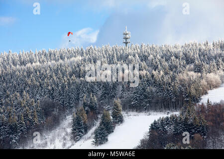 Torre delle telecomunicazioni al Ebbegebirge, vicino Reblin, Herscheid, Renania settentrionale-Vestfalia, Germania, Europa Foto Stock