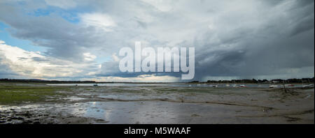 Viste sul porto di Peschici verso Hayling Island, Langstone, Hampshire, Regno Unito Foto Stock