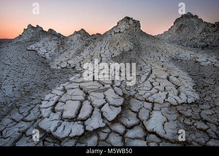 Attivi i vulcani di fango in Gobustan deserto, Azerbaigian Foto Stock