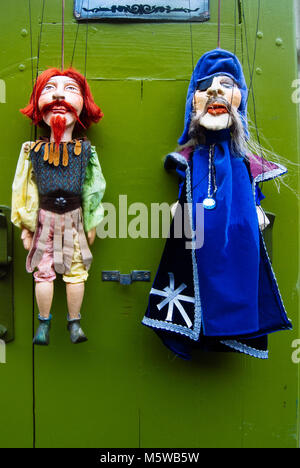 Marionette appeso sul verde porta di ingresso al Truhlar Marionety negozio di souvenir a Praga, Repubblica Ceca. Foto Stock