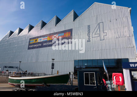 Il Boathouse numero 4 / Boat House quattro a Portsmouth Historic Dockyard, dipinta con il logo dockyard su di esso. Storico Portsmouths cantieri. Regno Unito. (95) Foto Stock