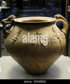 In ceramica raffigurante mitra circondato dai tedofori Cautes e Cautopates. 2a-3a secoli. Da Colonia, Germania. Museo Roman-Germanic. Colonia. Germania. Foto Stock