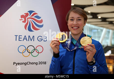 Gran Bretagna Lizzy Yarnold pone con i suoi 2014 e 2018 medaglie d oro come Team GB arriva a Heathrow Airport dopo la PyeongChang 2018 Giochi Olimpici Invernali. Foto Stock