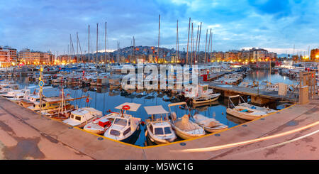 Notte Marina del Pireo di Atene, Grecia Foto Stock