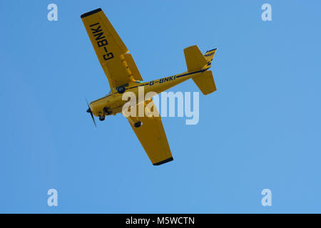 Cessna 152 in atterraggio a Wellesbourne Airfield, Warwickshire, Inghilterra, Regno Unito (G-BNKI) Foto Stock