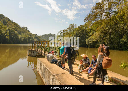 Kalaw: turisti trekker il riposo dal tour di trekking, serbatoio, , stato Shan, Myanmar (Birmania) Foto Stock